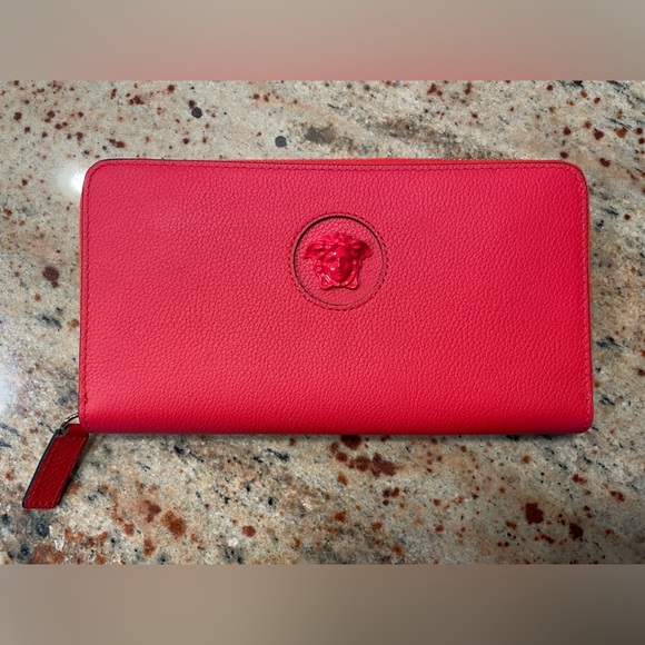 Versace Medusa Women's Bright Red 100% Textured Leather Zip-Around Wallet NEW - Picture 3 of 16